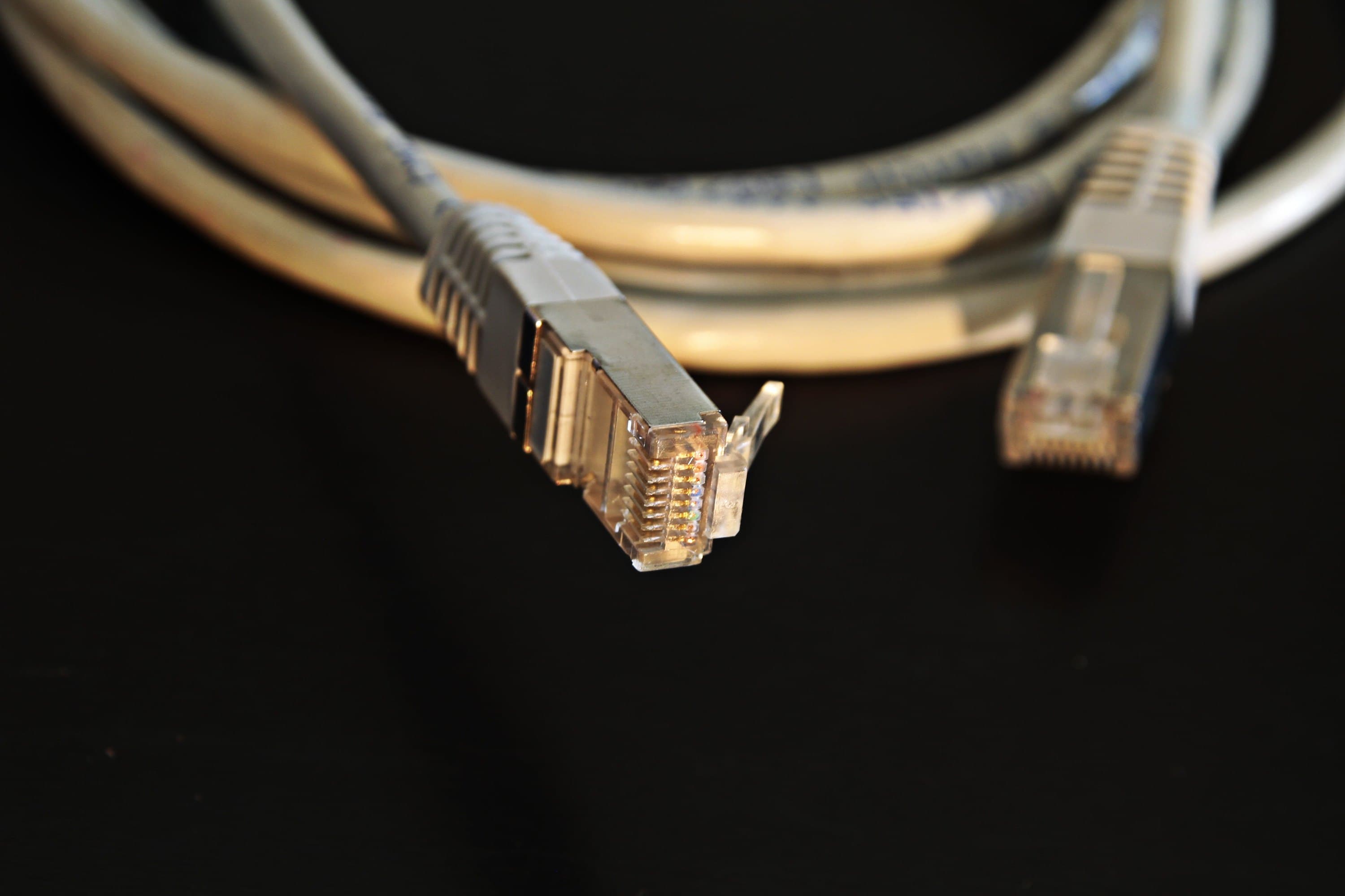 Kabel sieciowy z wtykami RJ45 — łączność ładowarki z internetem